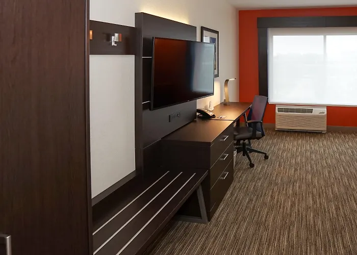 Holiday Inn Express & Suites - Aurora Medical Campus By Ihg